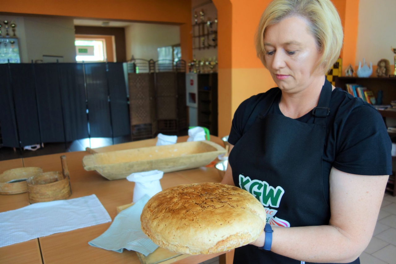 Katarzyna Gawęda z chlebem