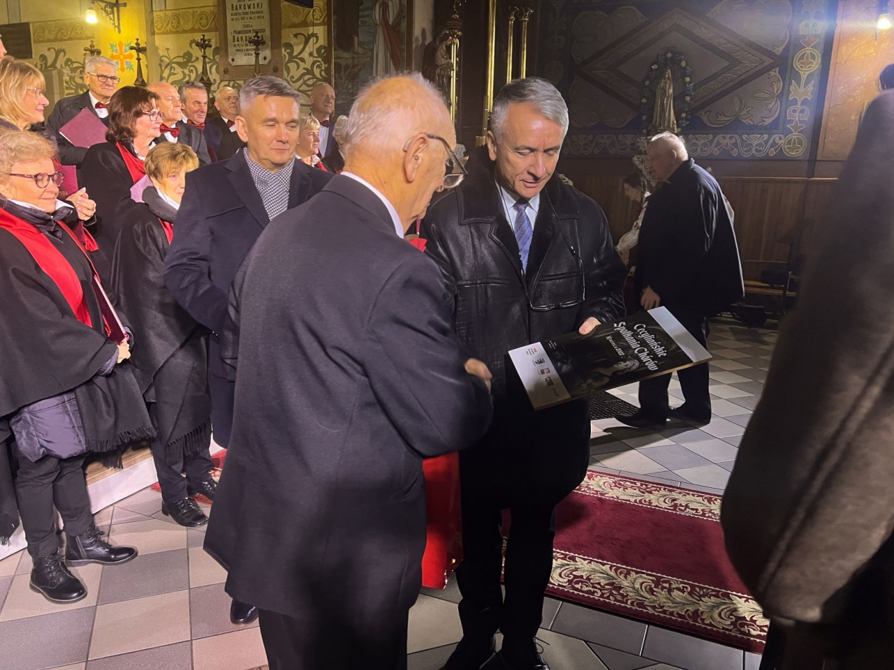 Przekazanie pamiątkowej płytki z wizerunkiem św. Cecylii