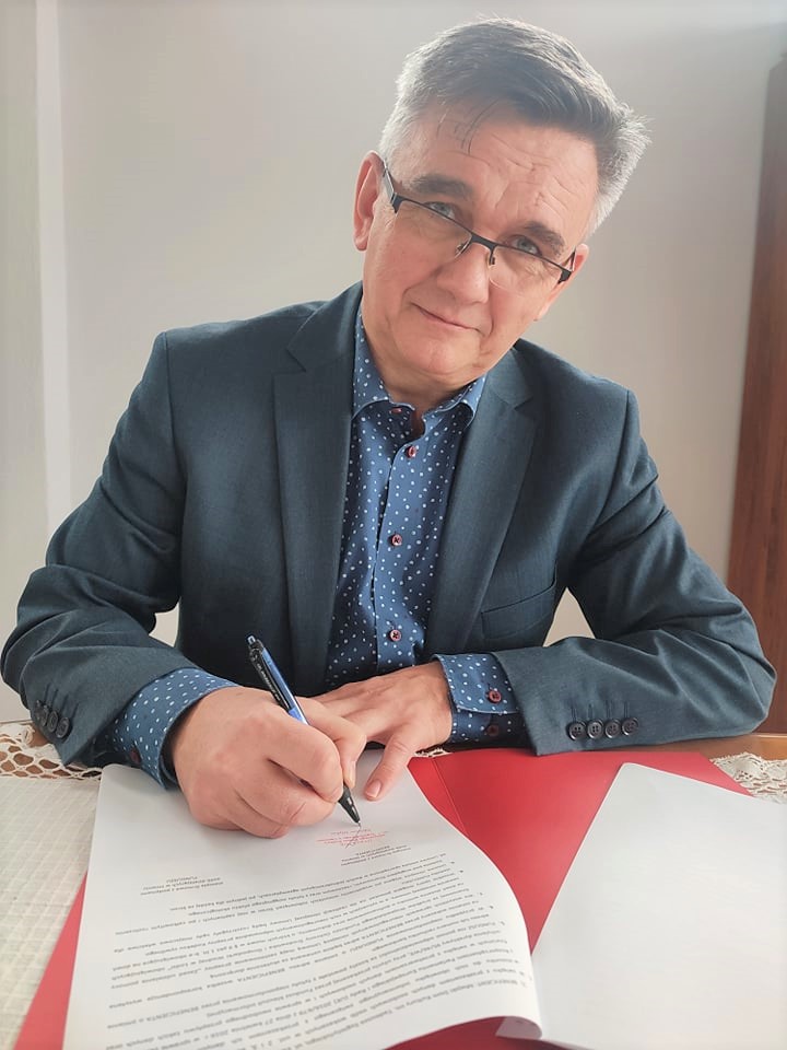 Zdzisław Miękus, dyrektor MDK, podczas podpisywania umowy