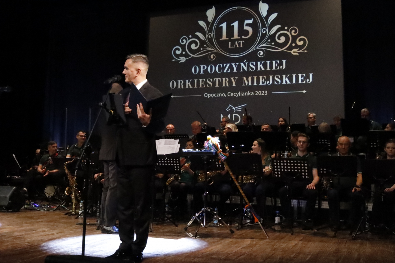 Dyrektor MDK gratuluje Orkiestrze