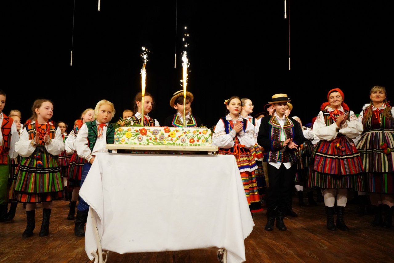 Jubileuszowy tort na scenie MDK