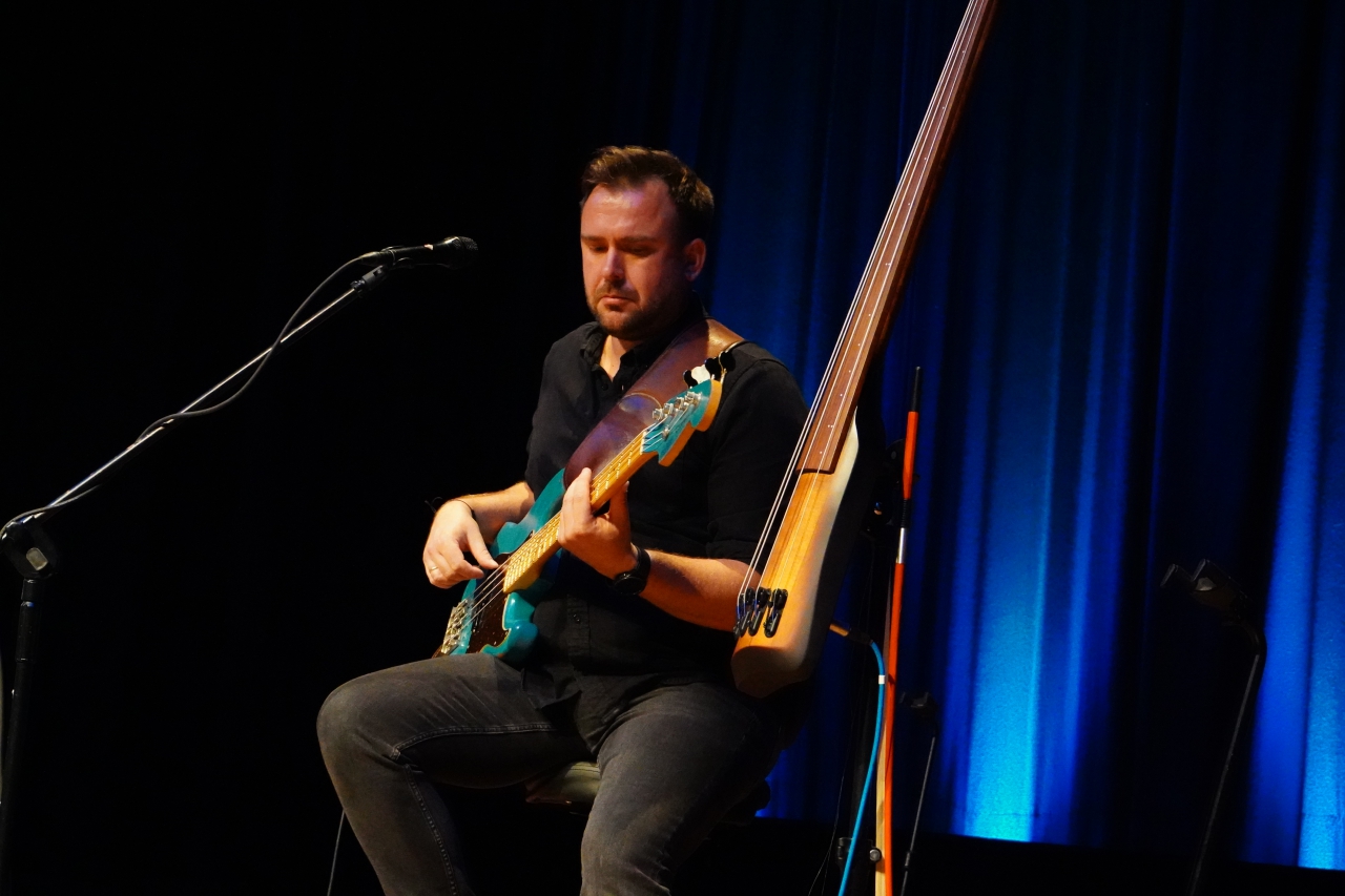 Patryk Wendrowski, wokalista i gitarzysta basowy.