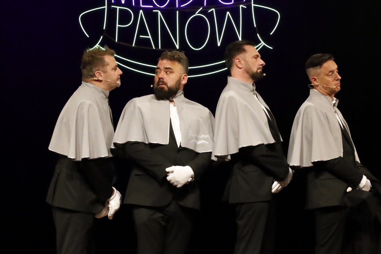 Niedoświadczony pracownik może narobić sporo kłopotów w zakładzie pogrzebowym...