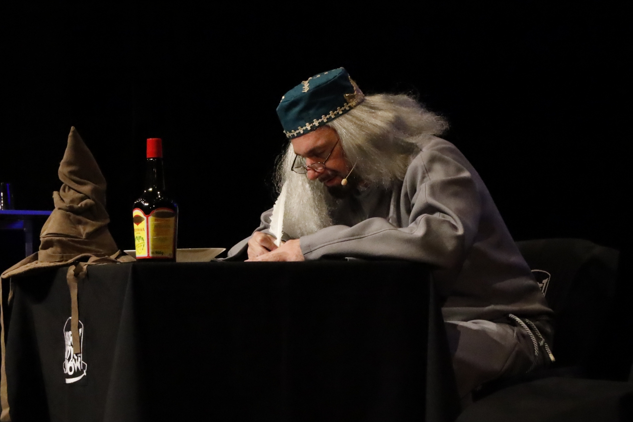 Dumbledore musiał się uporać z niesfornym Harrym Potterem, nie tylko w książce, ale i w skeczu.
