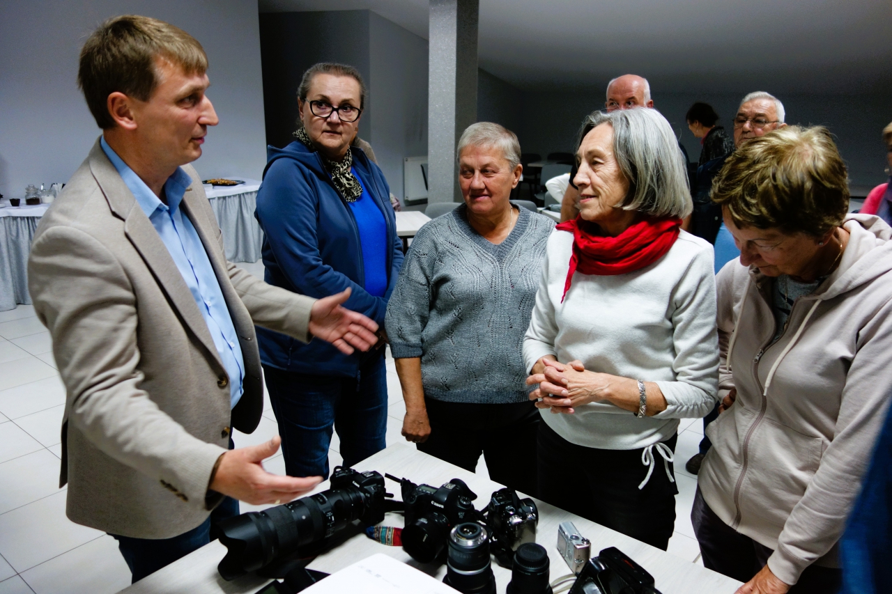 Seniorzy podczas rozmów o fotografii