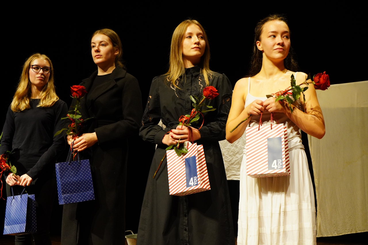 Recytatorki na scenie MDK