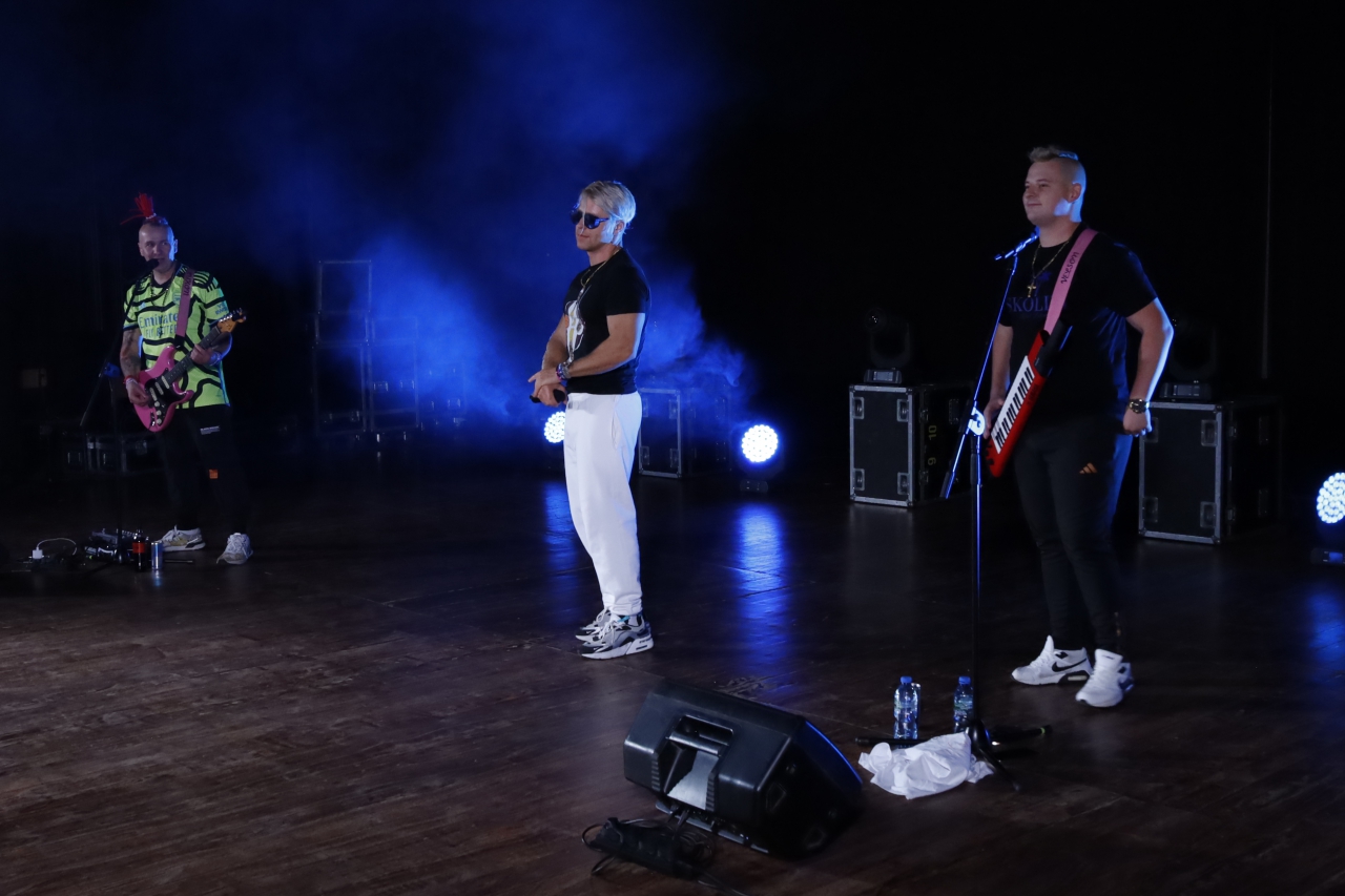 Skolim wraz ze swoim zespołem - gitarzystą Łukaszem i klawiszowcem Patrykiem.