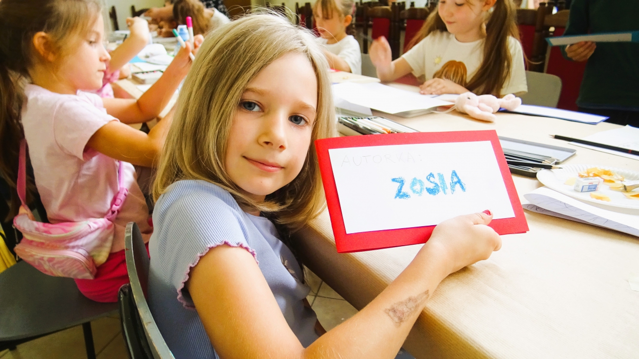 Zosia prezentuje swoją książeczkę