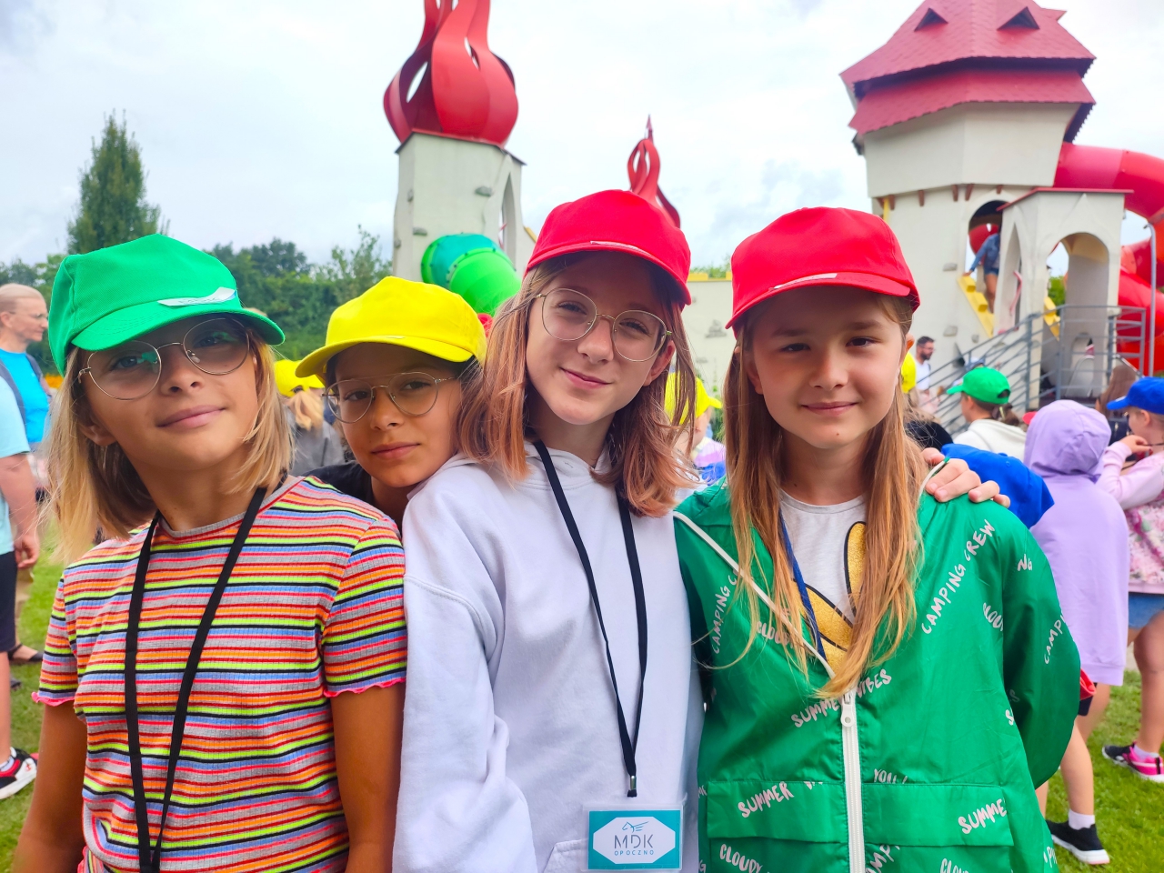 Uśmiechnięte dziewczynki na tle Magicznych Ogrodów