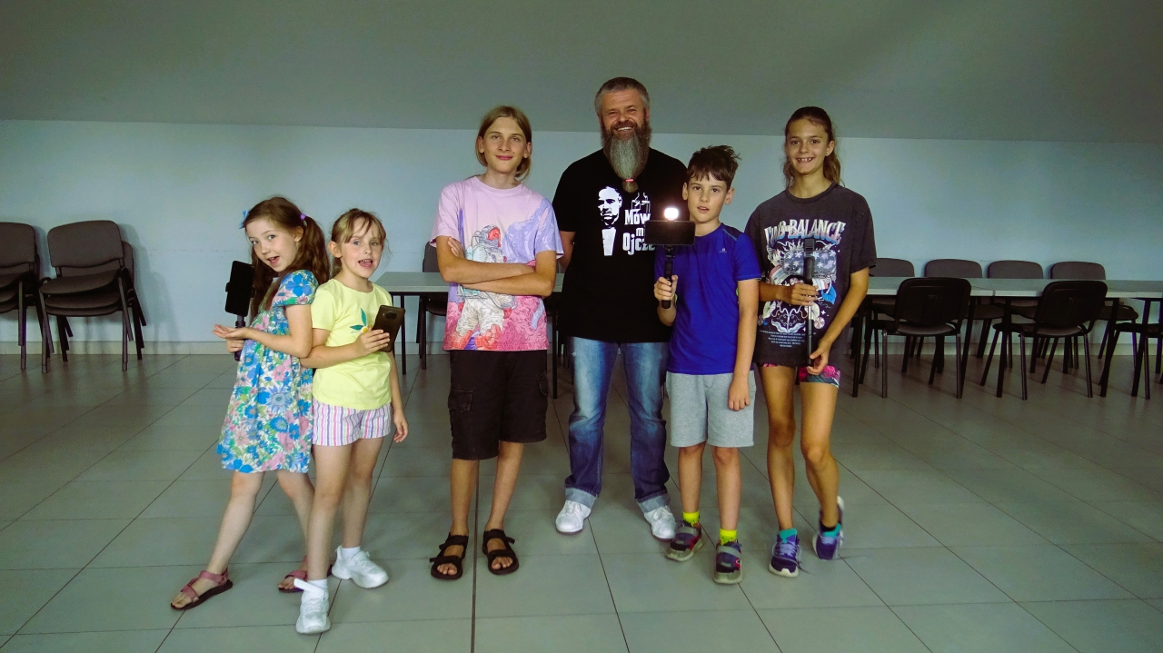 Wspólne zdjęcie dzieci z instruktorem