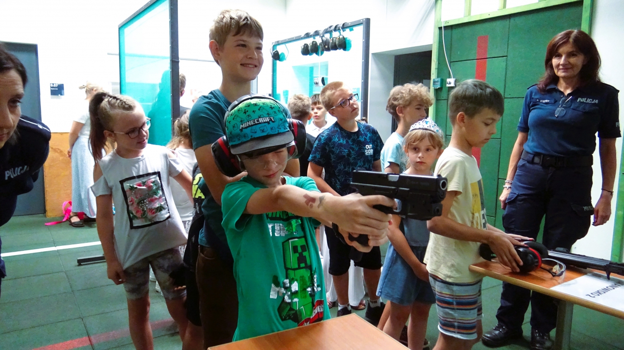 Dzieci na strzelnicy policyjnej