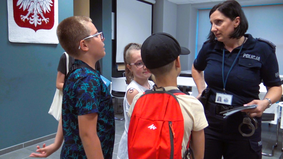Dzieci podczas pogadanki z Panią Policjantką