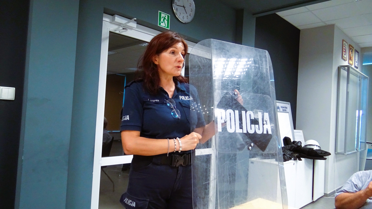 Policjantka podczas prezentacji sprzętu policyjnego