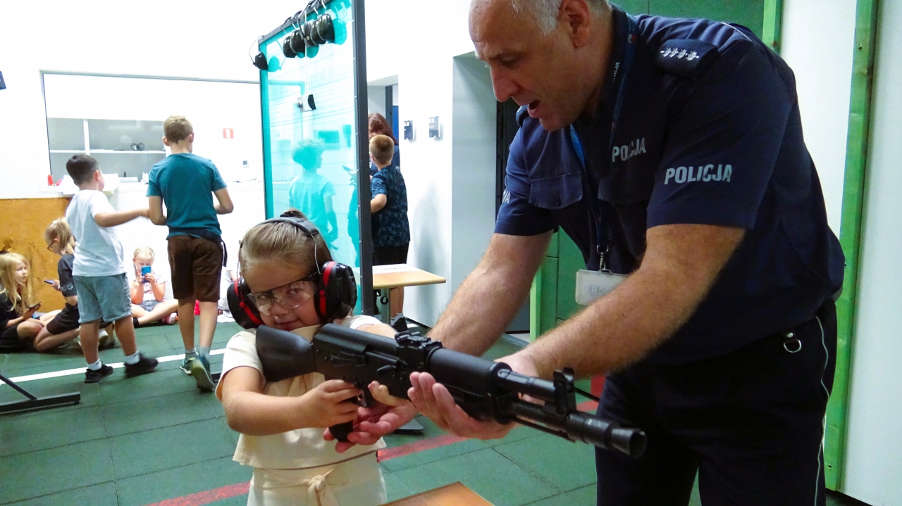 Dziewczynka z policjantem na strzelnicy