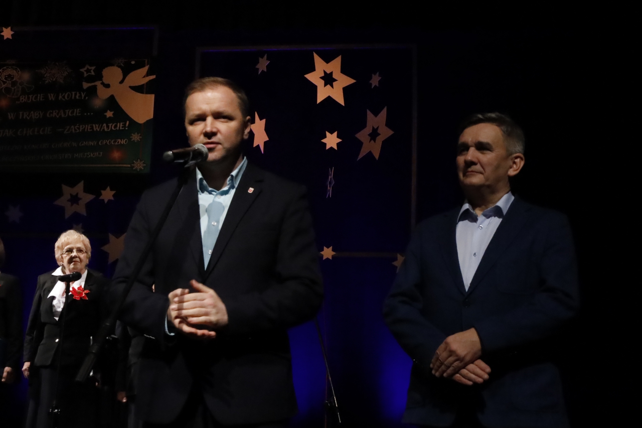 Zastępca Burmistrza Opoczna Tomasz Łuczkowski i Dyrektor MDK Zdzisław Miękus podczas powitania