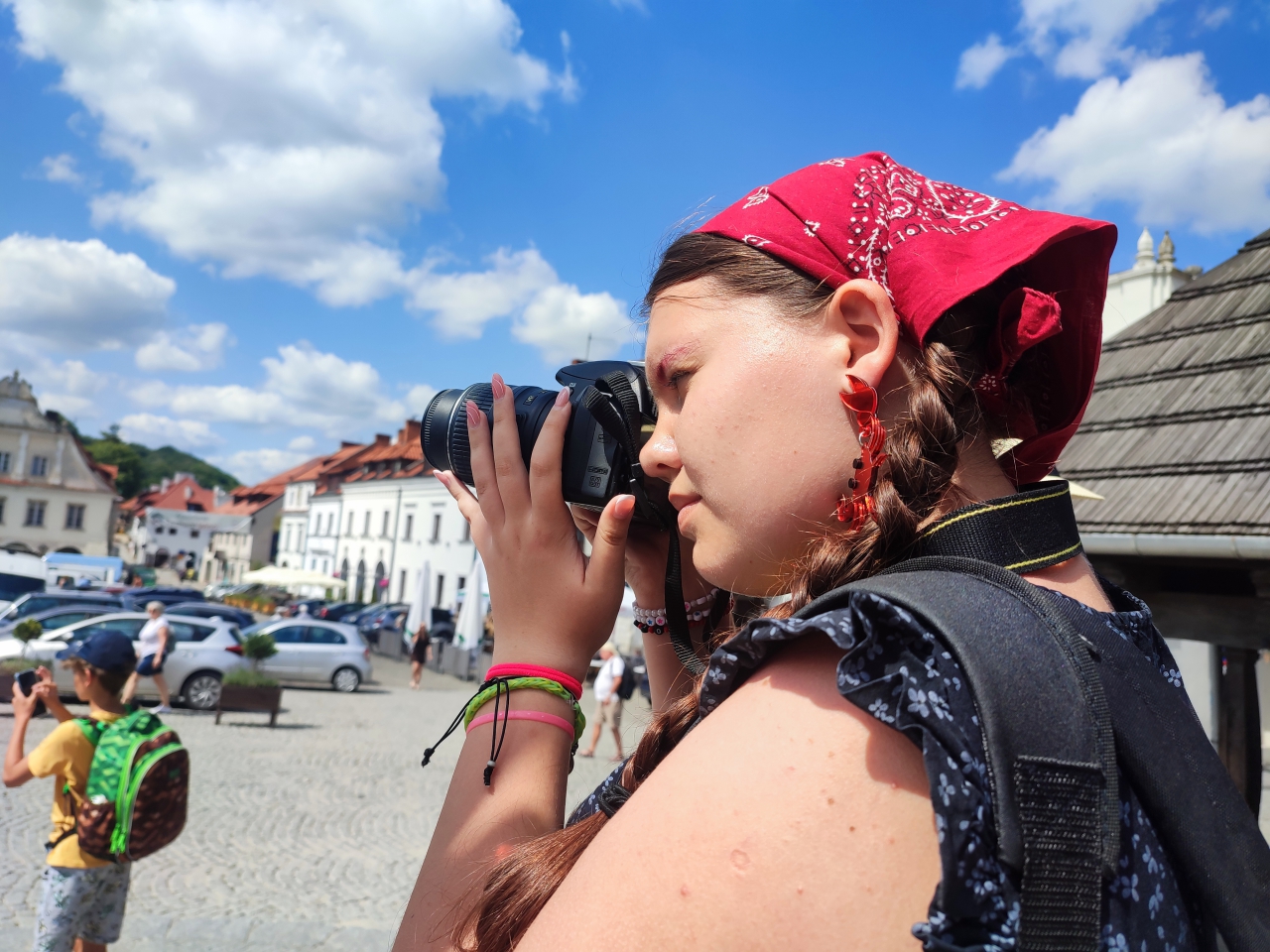 Dziewczynka podczas fotografowania