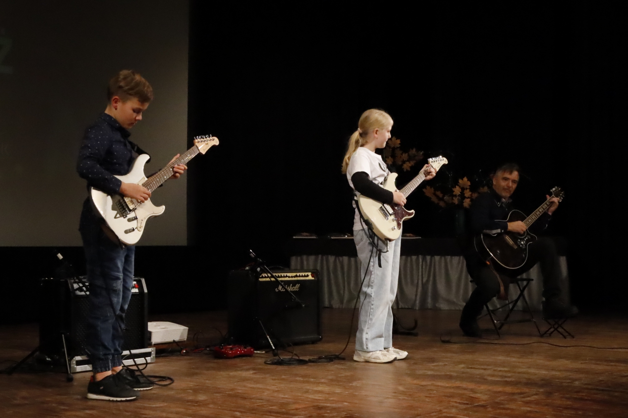 Wernisaż swoimi występami uświetniła Oliwia Grabowska i Jakub Pęczek, podopieczni instruktora gitarowego MDK pana Leonarda Niedzielskiego