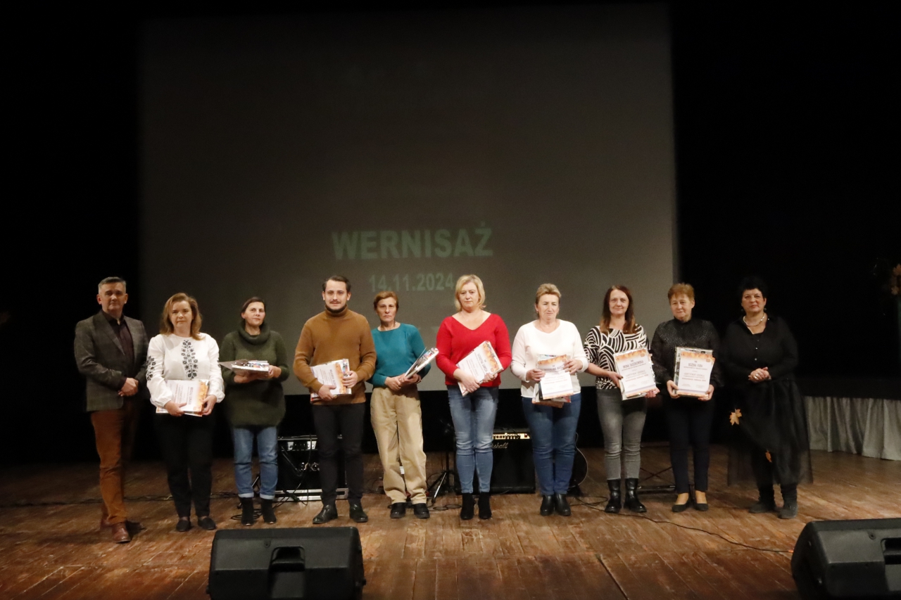 Opiekunowie świetlic z certyfikatami potwierdzającymi przeprowadzenie warsztatów