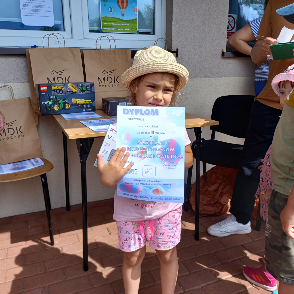 Dziewczynka z dyplomem