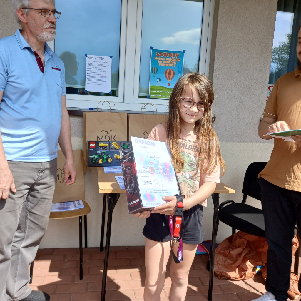 Dziewczynka z dyplomem