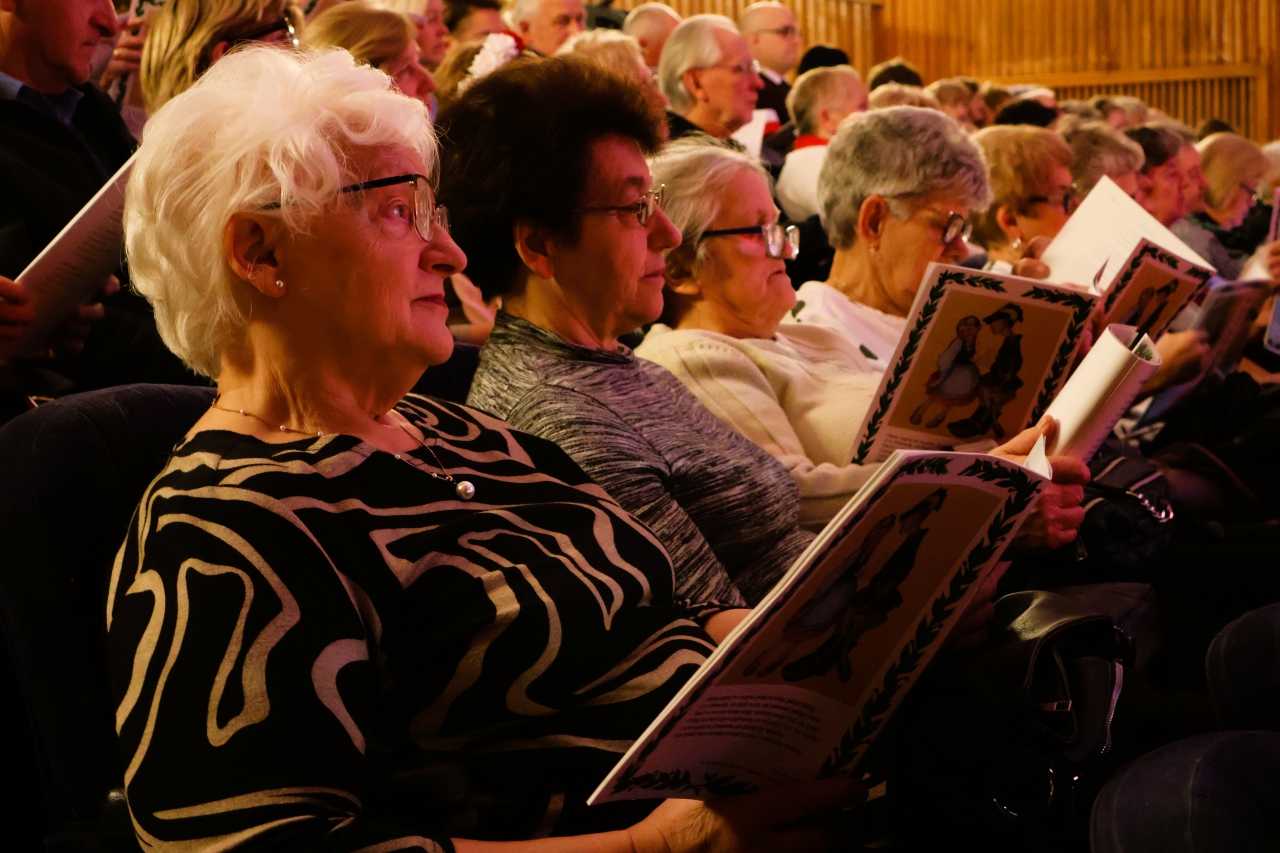 Publiczność podczas śpiewania