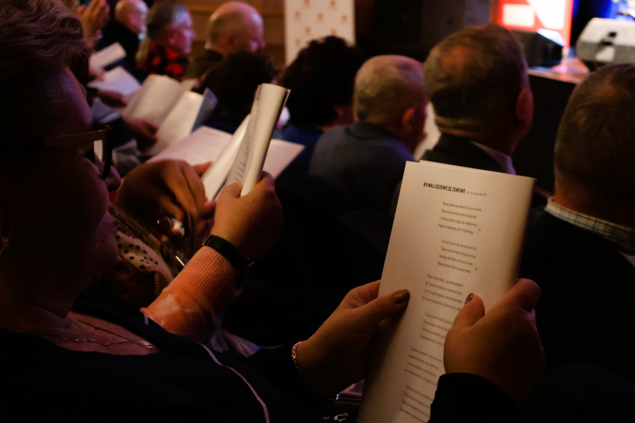 Publiczność podczas śpiewania