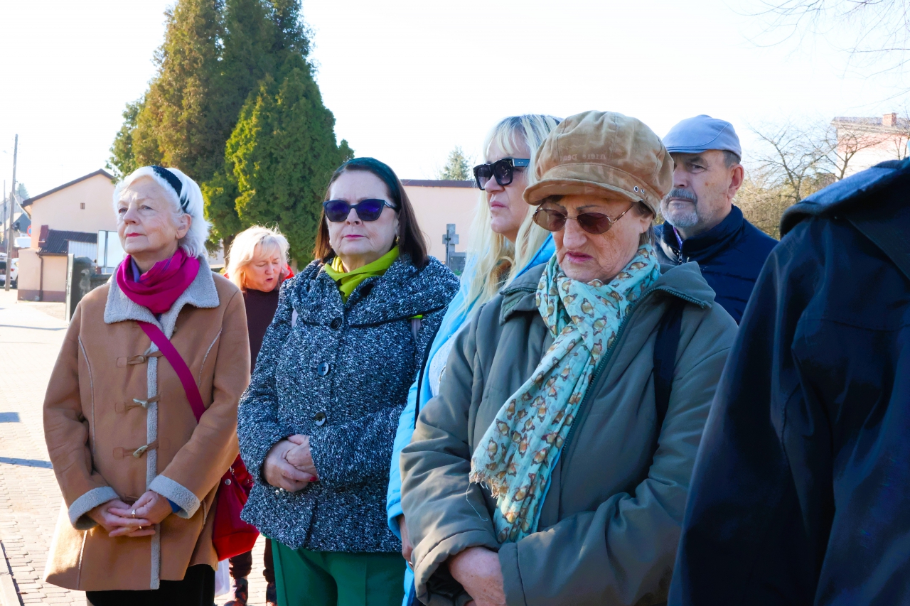 Seniorzy podczas spaceru