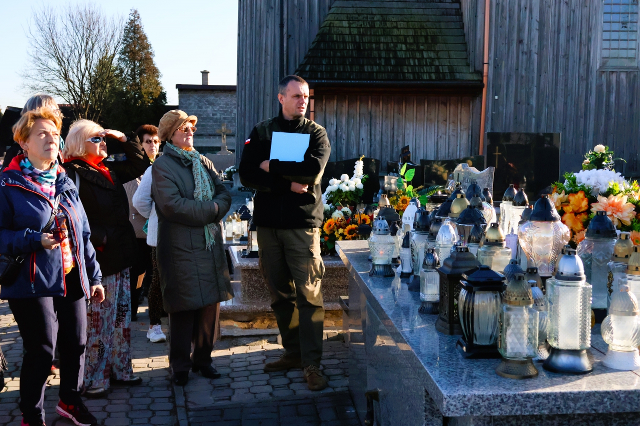 Seniorzy podczas spaceru