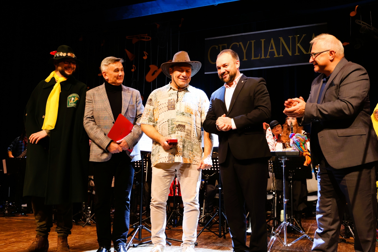 Moment odznaczenia odznaką honorową