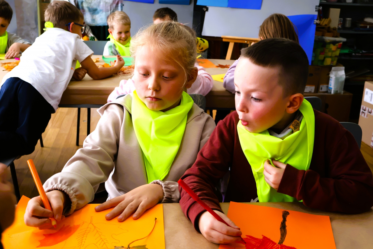 Dzieci na zajęciach plastycznych