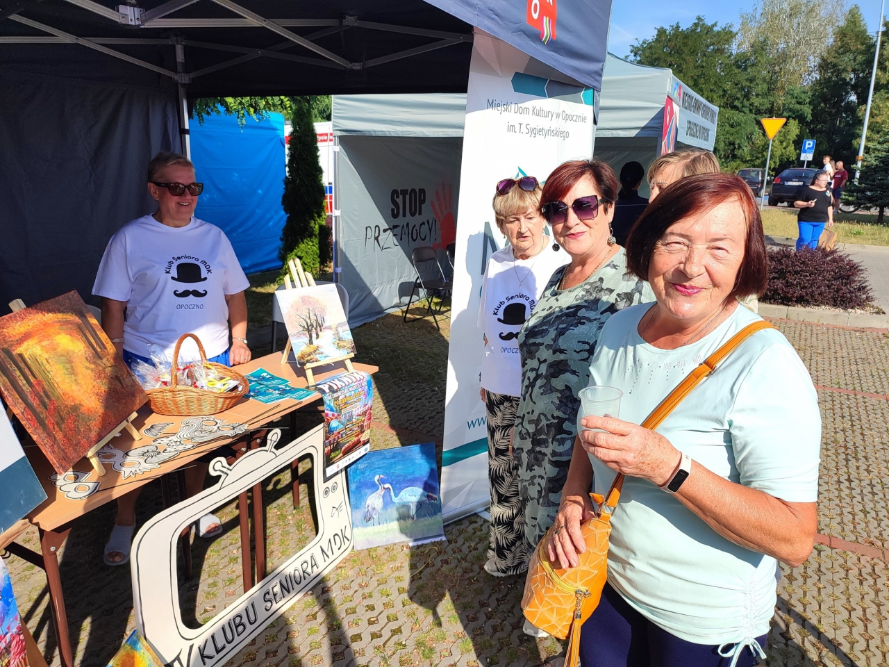 Seniorzy odwiedzający stoisko