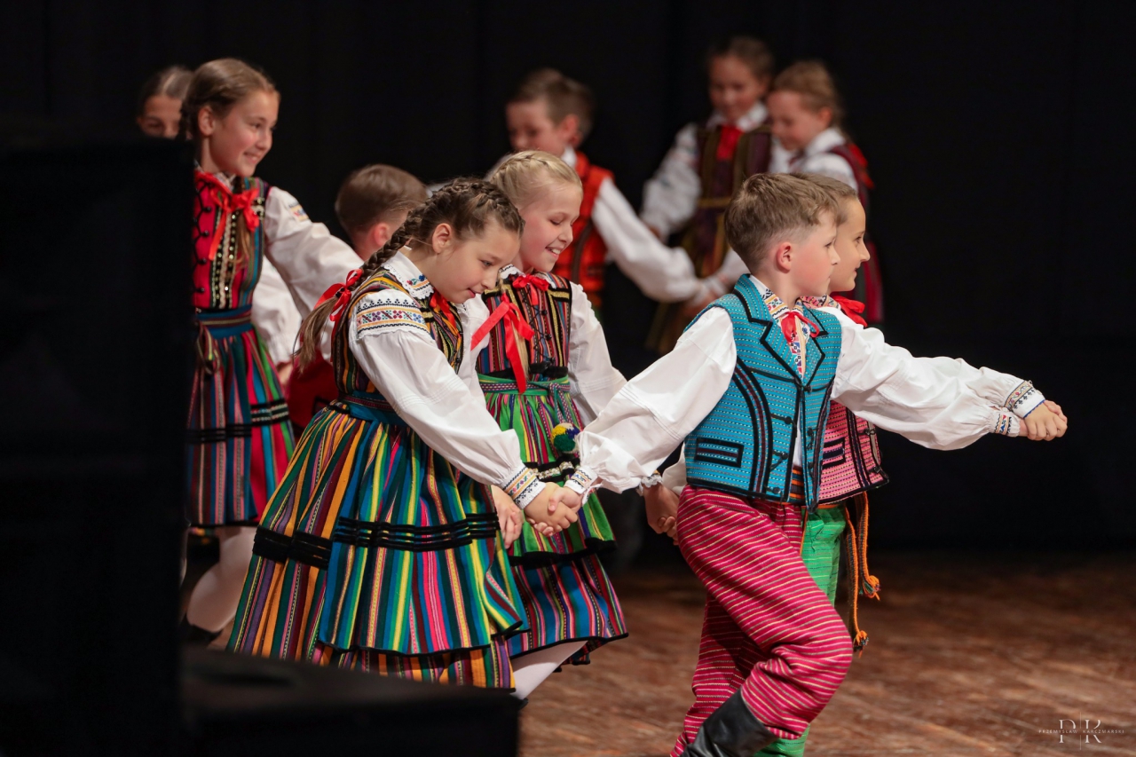 Dzieci podczas zabaw opoczyńskich