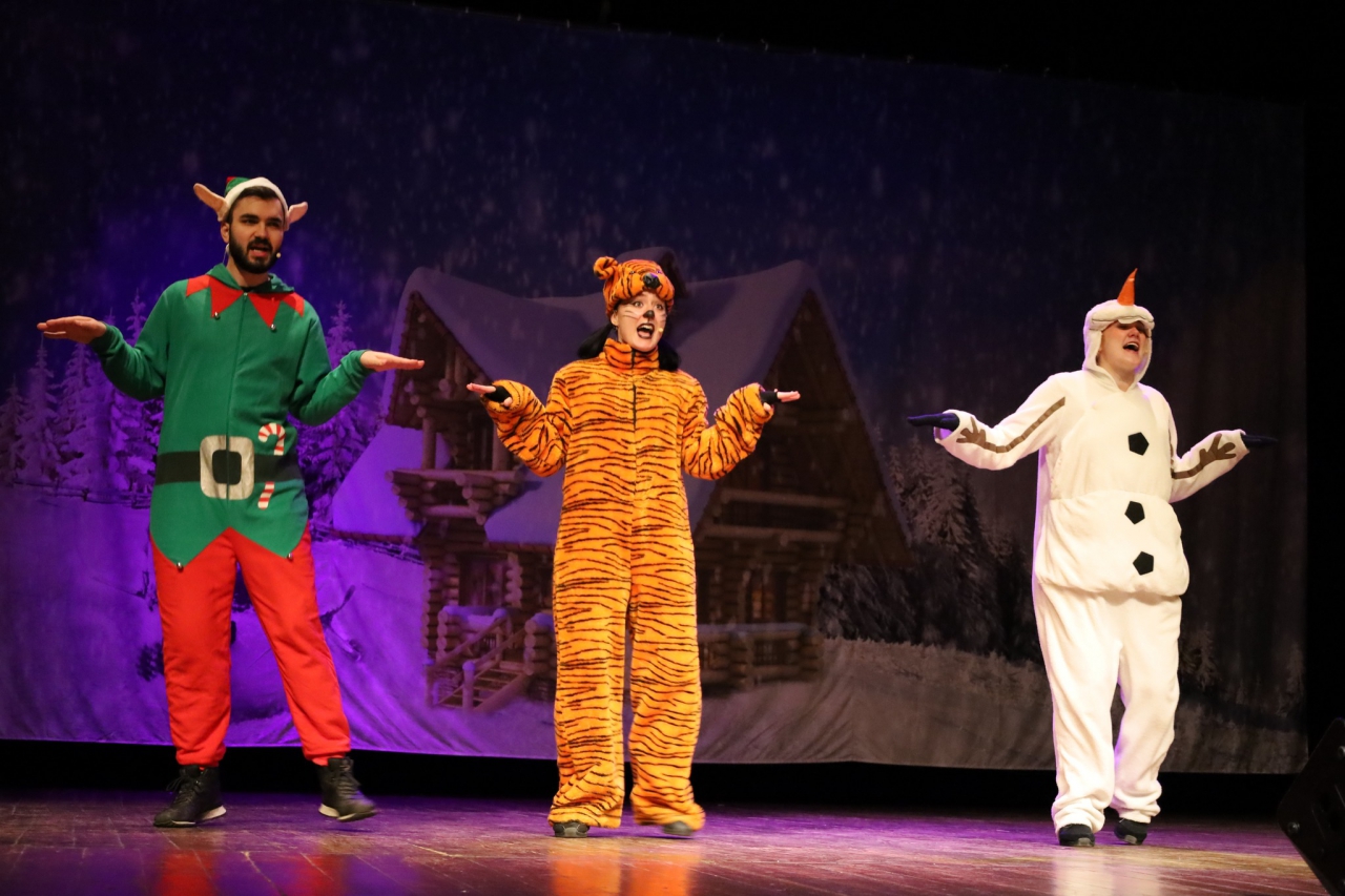 Aktorzy Aktorzy podczas spektaklu mikołajkowego dla dzieci