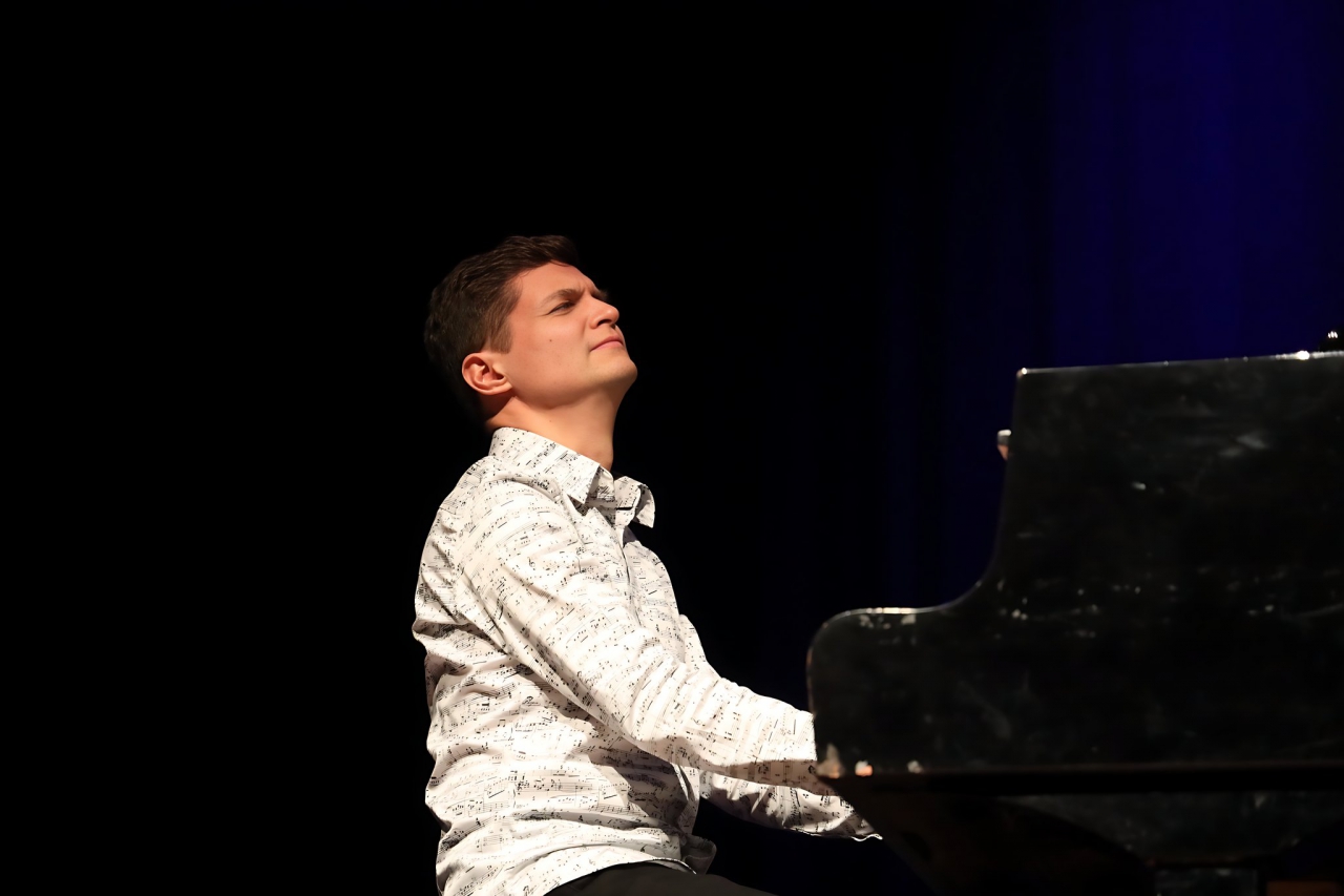 Maciej Tubis na scenie MDK