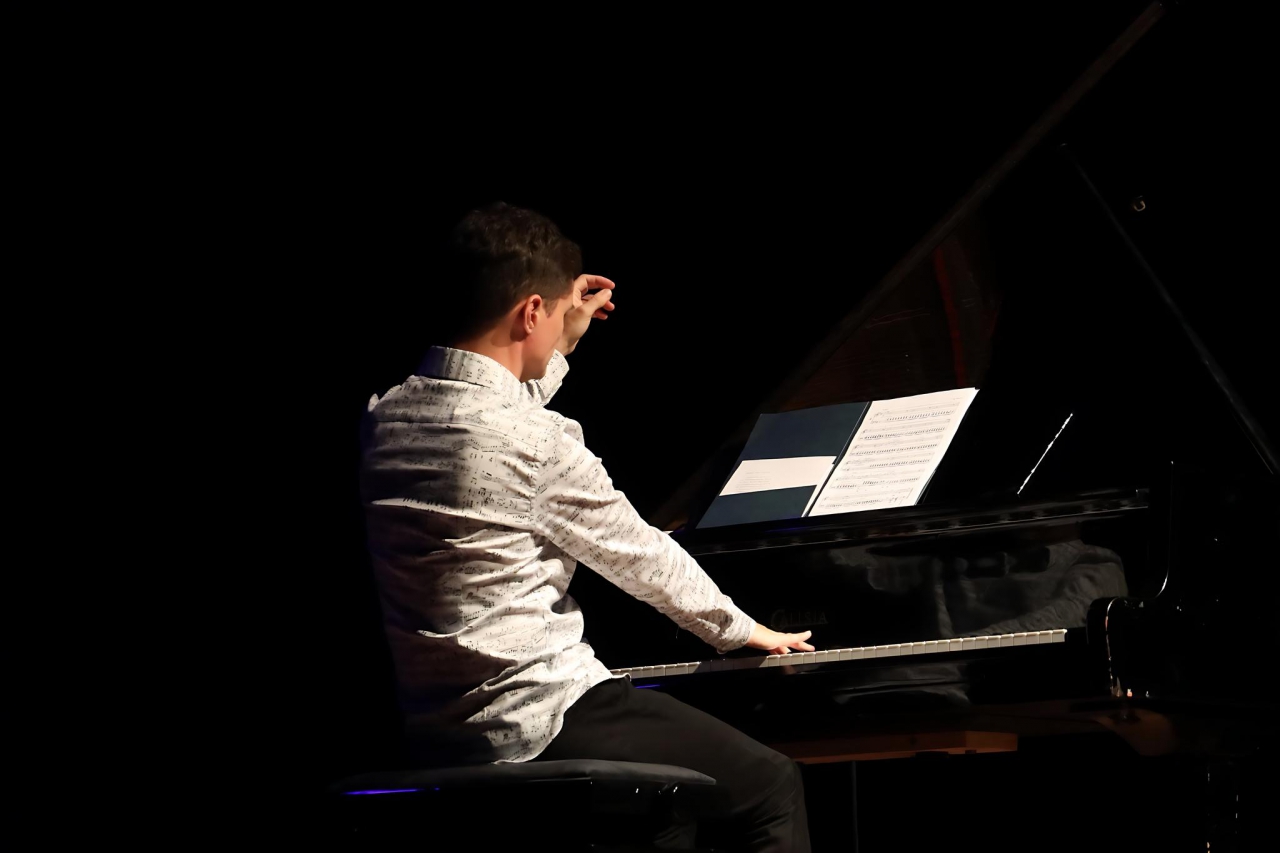 Maciej Tubis na scenie MDK