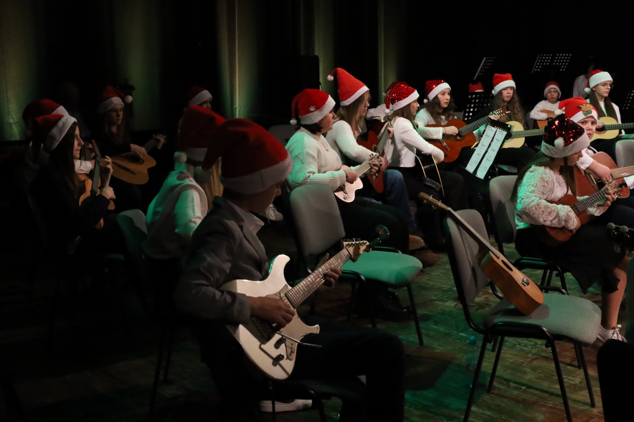 Gitarzyści na scenie MDK