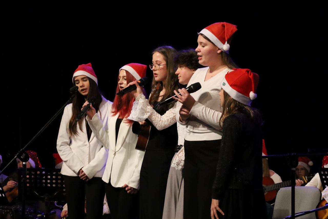 Solistki na scenie MDK
