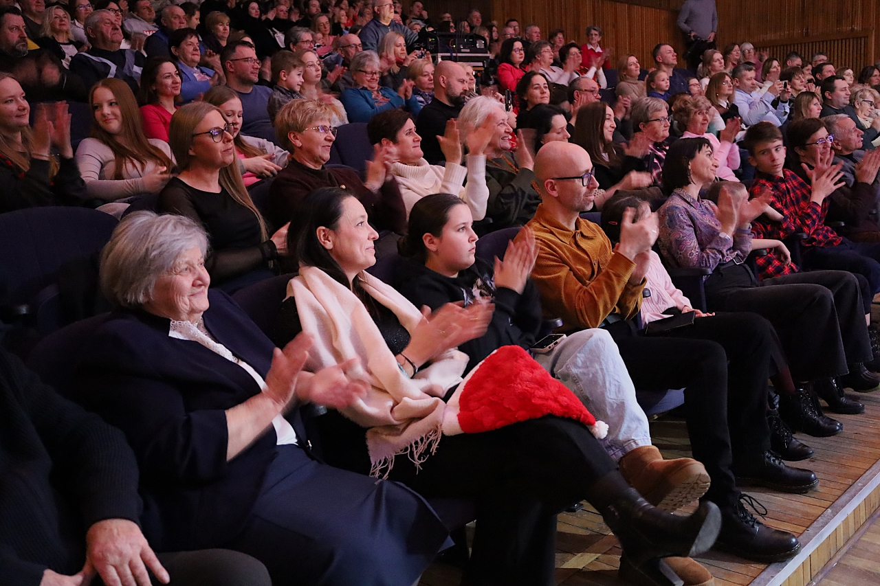 Publiczność na sali widowiskowej
