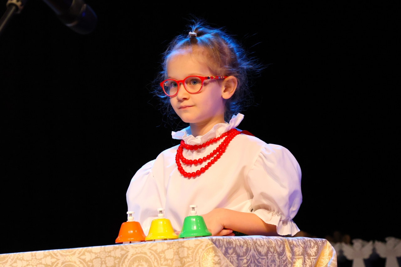 Dziewczynka na scenie