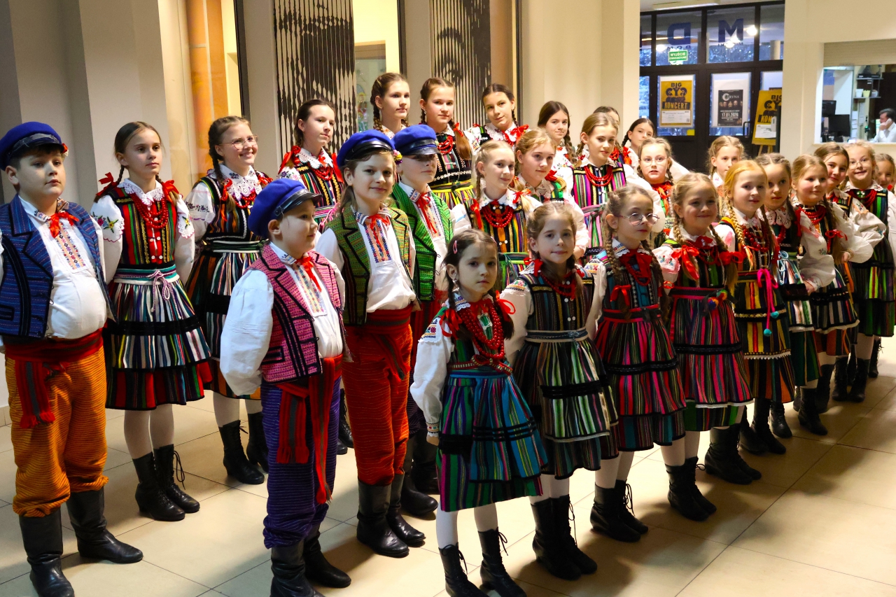 Zespół&nbsp;w&nbsp;strojach ludowych