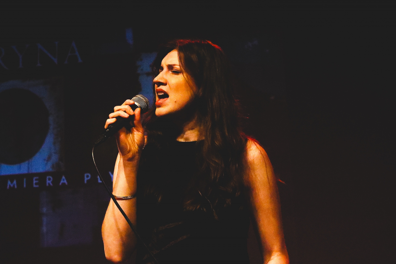 Wokalistka na scenie MDK