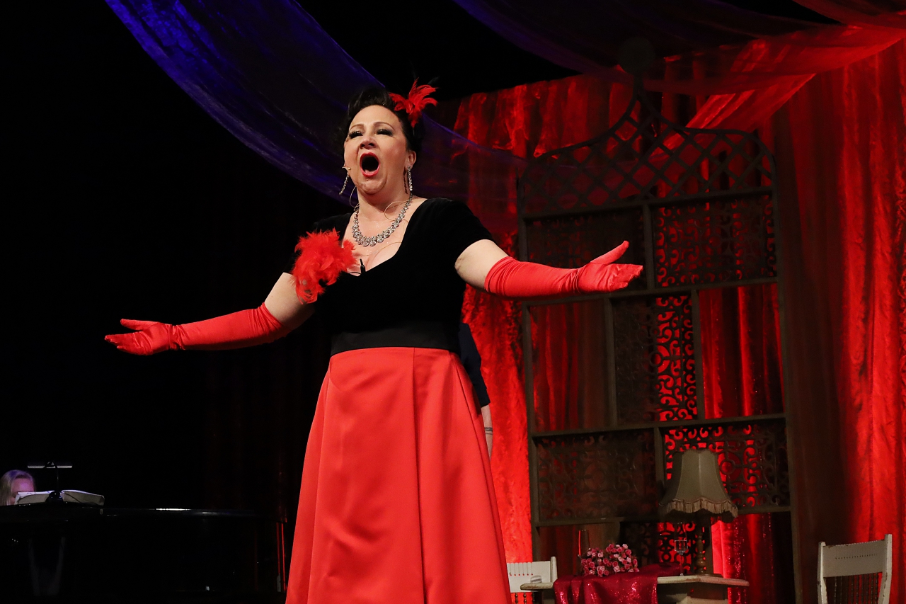 Artystka na scenie MDK