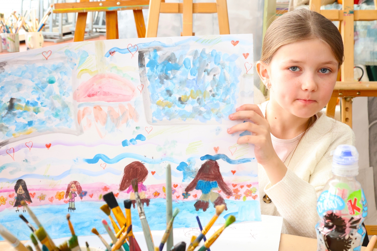 Dziewczynka&nbsp;z&nbsp;rysunkiem