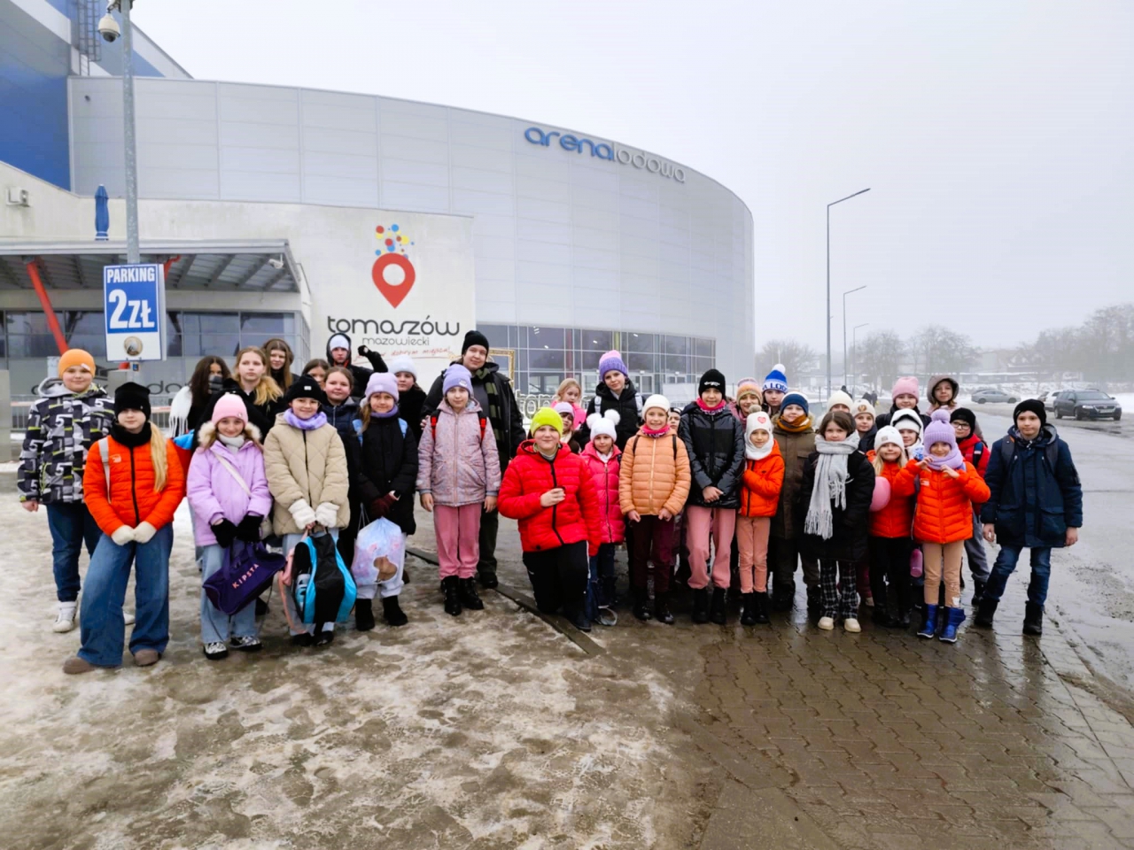 Pamiątkowe zdjęcie przy Arenie Lodowej