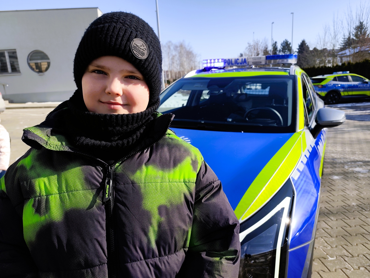 Chłopiec Chłopiec przy radiowozie policyjnym