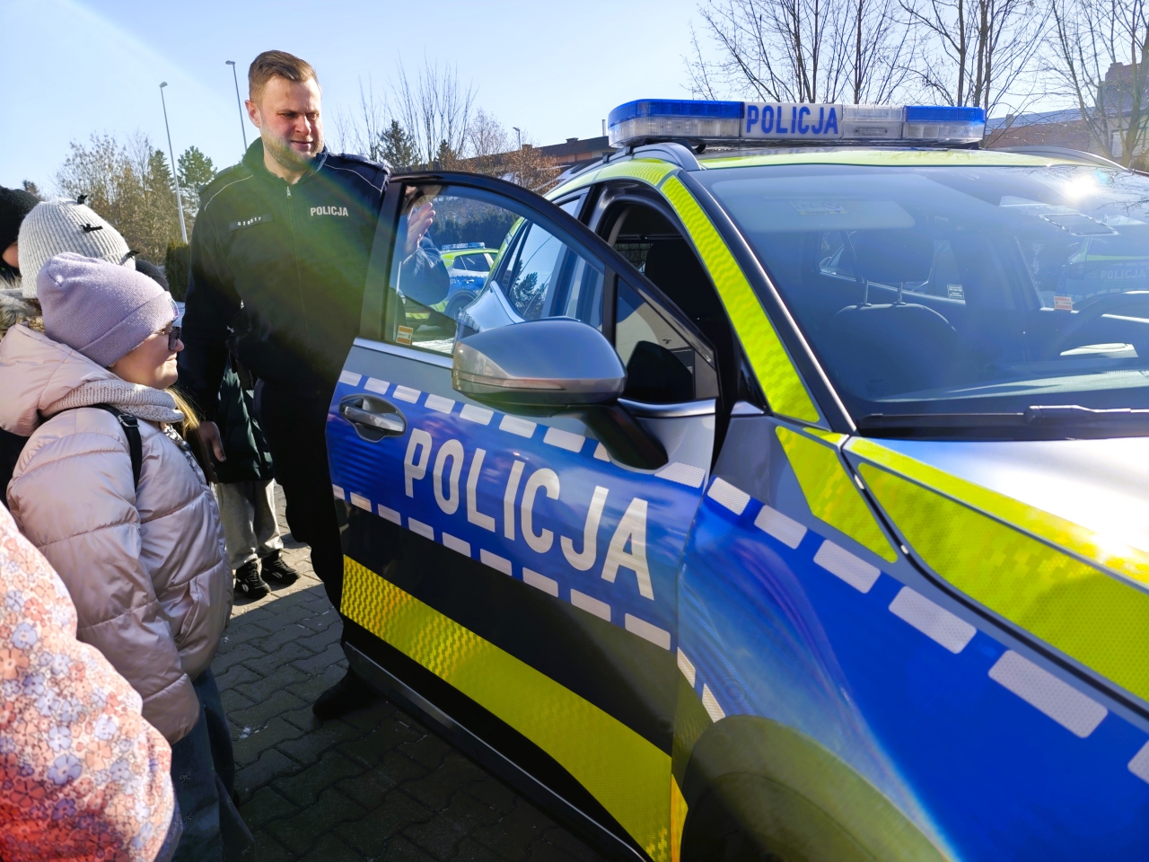 Dzieci Dzieci przy radiowozie