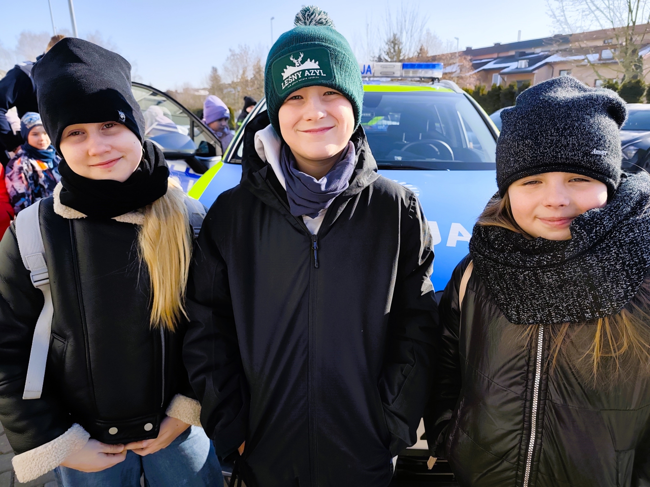 Dzieci Dzieci na tle radiowozu