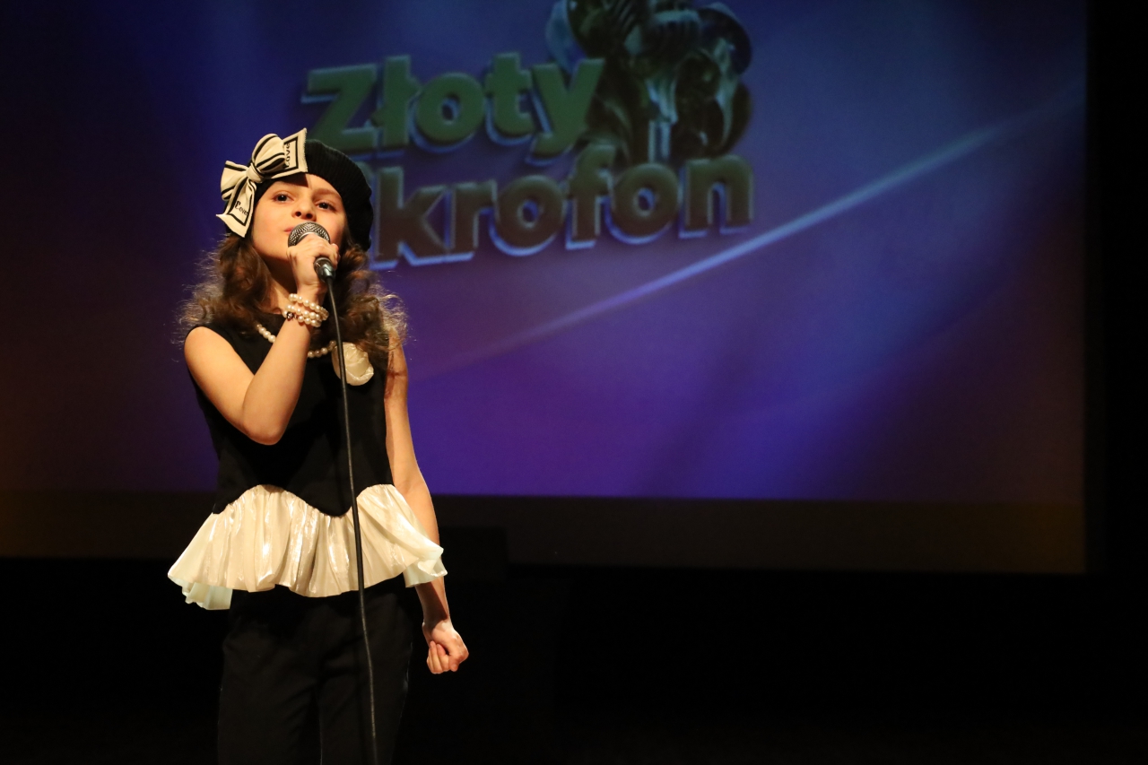 Dziewczynka na scenie