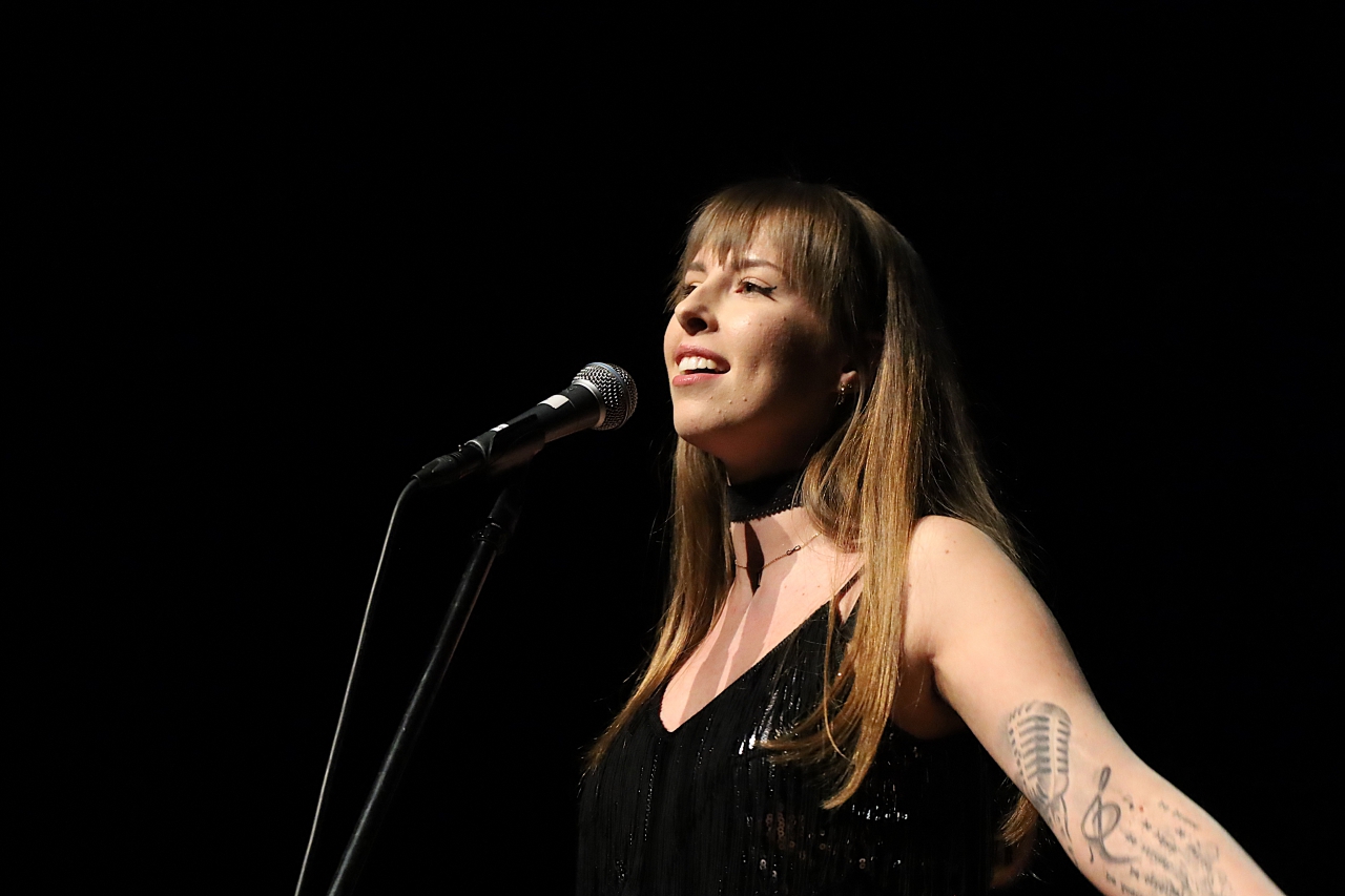 Uczestniczka na scenie