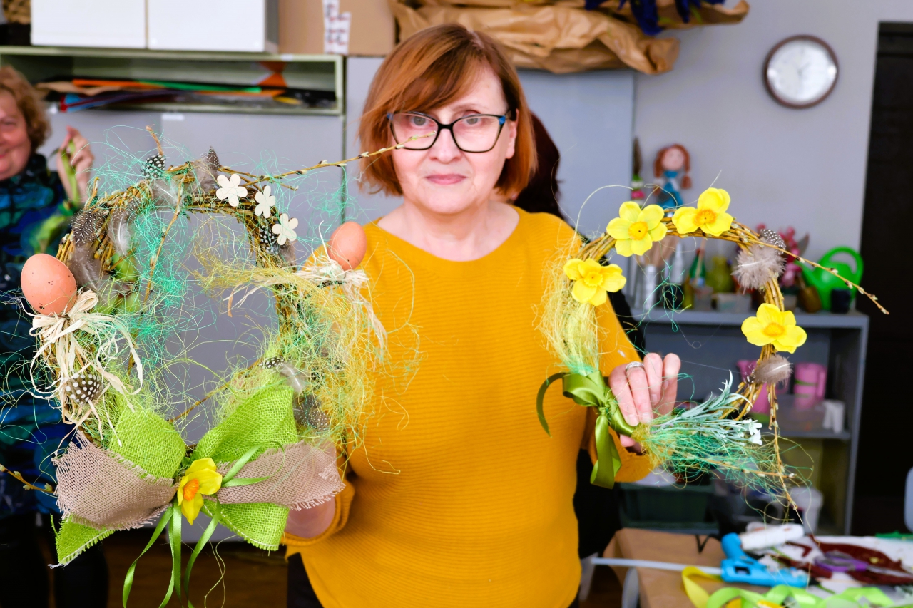 Kolorowa Wielkanoc w MDK – seniorzy stworzyli wyjątkowe wianki